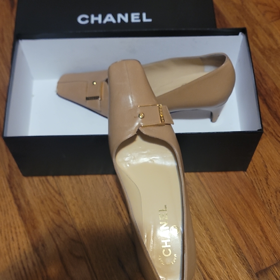 Chanel Women's Beige Leather Heels